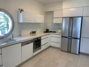 Kuchyň nebo kuchyňský kout v ubytování Prince Palace Poleg Beach 4BR 150M Ir Yamim