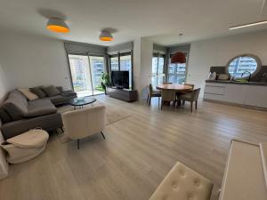TV a/nebo společenská místnost v ubytování Prince Palace Poleg Beach 4BR 150M Ir Yamim