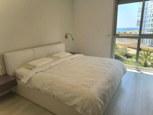 Postel nebo postele na pokoji v ubytování Prince Palace Poleg Beach 4BR 150M Ir Yamim
