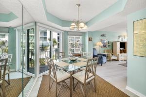 Un comedor con mesa y sillas en Beach Club #209, en Saint Simons Island