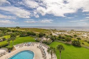 Una vista aérea de un complejo turístico con piscina y playa. en Beach Club #209, en Saint Simons Island