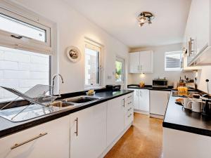Η κουζίνα ή μικρή κουζίνα στο 3 Bed in Arundel 90894 +8 φωτογραφίες
