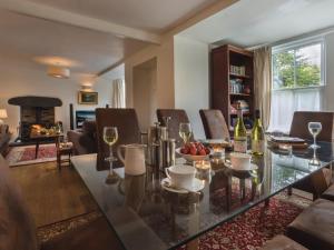una sala de estar con una mesa de cristal con copas de vino en 4 Bed in Sawrey LCC33, en Near Sawrey