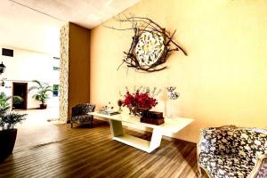 Et opholdsområde på Villa Romana - Experiência única em frente à Praia de Itapuã, apartamento todo climatizado