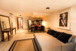 Et opholdsområde på Villa Romana - Experiência única em frente à Praia de Itapuã, apartamento todo climatizado