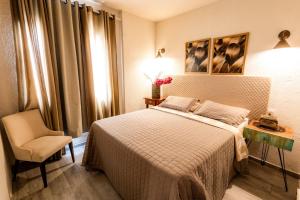 En eller flere senge i et værelse på Villa Romana - Experiência única em frente à Praia de Itapuã, apartamento todo climatizado