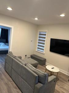 Televisyen dan/atau pusat hiburan di Charming Stay Near NYC