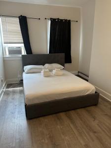 Katil atau katil-katil dalam bilik di Charming Stay Near NYC