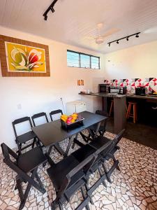 a dining room with a table and chairs and a kitchen at Pousada Caminhos do Interior in Sorocaba