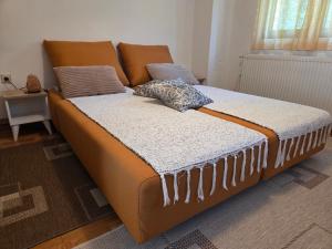 Una cama con dos almohadas encima en una habitación. en Mate, en Banja Koviljača