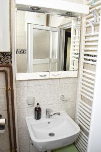 un baño con lavabo y espejo en Mate, en Banja Koviljača