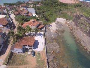 an aerial view of a house next to the ocean at Casa Pé na Areia QUARTO 2 in Guarapari