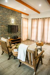 Televisyen dan/atau pusat hiburan di Lake Whispering House