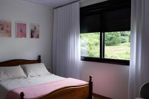 En eller flere senger på et rom på Casa na Serra Gaúcha com piscina