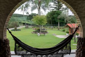 En hage utenfor Casa na Serra Gaúcha com piscina