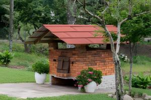 En hage utenfor Casa na Serra Gaúcha com piscina