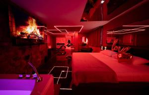 een rode kamer met twee bedden en een open haard bij Nos Limites Room in Ollioules +10 foto's