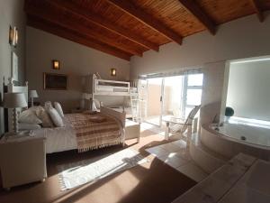 Un dormitorio con una cama y una bañera en una habitación. en Beachfront Family Luxury Rental, en Swakopmund