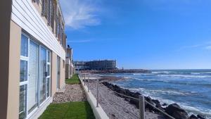 Una vista del océano desde el balcón de un edificio. en Beachfront Family Luxury Rental, en Swakopmund