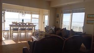 una sala de estar con un sofá y una mesa en Beachfront Family Luxury Rental, en Swakopmund