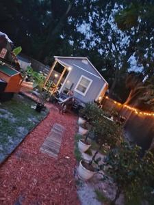 Gallery image of Tiny home barn style in backyard with Animals in Orlando