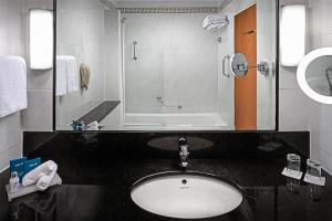 Uma casa de banho em Radisson BLU Hotel and Spa, Limerick