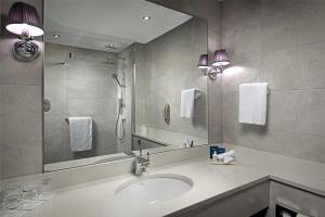 Uma casa de banho em Radisson BLU Hotel and Spa, Limerick