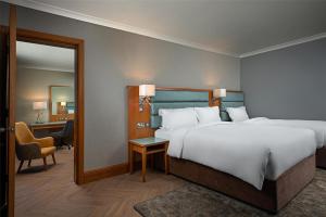 Uma cama ou camas num quarto em Radisson BLU Hotel and Spa, Limerick