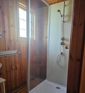 una doccia con una porta in vetro in un bagno di Les Petites Cabanes de Machiel a Machiel