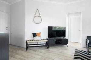 un salon avec une télévision et une table dans l'établissement Chic Exec 2bdr 2bath -river,freo,parking,ac, à Perth