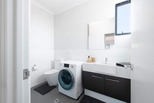 パースにあるCozy Lovely 2bdrm Walk To Riverの洗濯機と洗面台を備えたバスルーム +15枚の写真