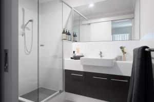 パースにあるModern Cozy Spacious 3 Bdrm 2bath,freo,parking,acのガラスのシャワーと洗面台を備えたバスルーム +11枚の写真