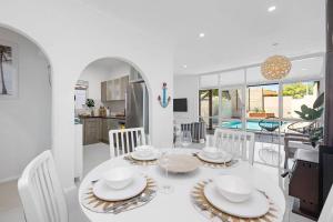 Dapur atau dapur kecil di Maylands Coastal Vibe By Home2bnb