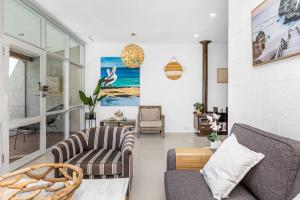 Ruang duduk di Maylands Coastal Vibe By Home2bnb