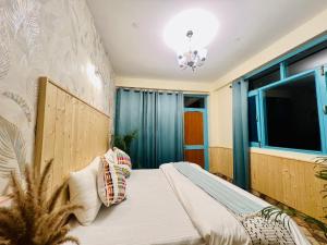 A bed or beds in a room at Hostel 360 Degree, Riverside Stay, Old Manali