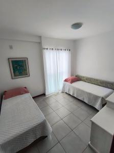 En eller flere senge i et værelse på Residencial Prainha - apto 201