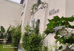 un edificio con piante sul lato di Lima Atelier Boutique a Lima
