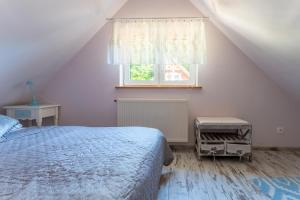 a bedroom with a bed and a window at MorsoChatki - balia, sauna, garden party, plaża in Jelenia Góra