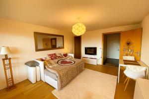 Voodi või voodid majutusasutuse Studio cosy au calme avec terrasse vue sur Alpes toas