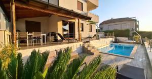 Bazén v ubytovaní Luxury Apartment near the beach with Private Pool -Exclusive Use alebo v jeho blízkosti