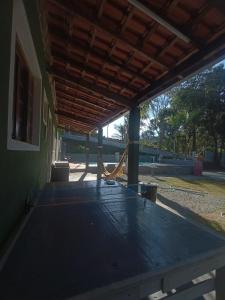 Franco da RochaにあるChácara Mato Dentroの木の屋根とテーブルのある空の建物