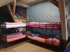 a group of bunk beds in a room at Doppelbett im Schlafraum einer Alphütte in Bisisthal