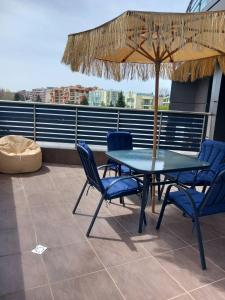 サニービーチにあるСилви Съни Бийч Плазаの屋根にテーブルと椅子