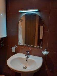 サニービーチにあるСилви Съни Бийч Плазаの白い洗面台と鏡のあるバスルーム