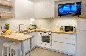 Η κουζίνα ή μικρή κουζίνα στο Diamond A1 Luxury Inn