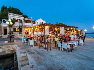 Restaurace v ubytování Apartment in Maslenica - Paklenica Riviera 46333