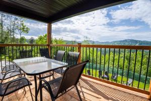 Nespecifikovaný výhled na hory nebo výhled na hory při pohledu z chaty