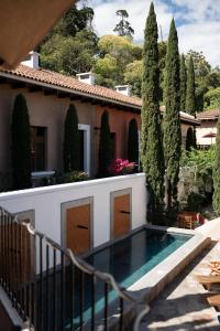 a house with a swimming pool in front of a building at La Villa de que buscabas en Antigua Guatemala in Antigua Guatemala