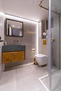 un bagno con doccia, lavandino e WC di La Luna Luxury Stay a Nauplia Altre 34 foto