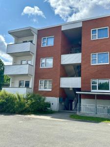 Το κτήριο όπου στεγάζεται  το διαμέρισμα +2 φωτογραφίες